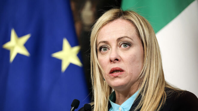 μέση-ανατολή-επικοινωνία-μελόνι-με-το-562982977