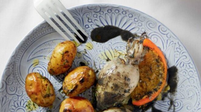 σουπιές-με-μικρές-πατάτες-και-μάραθο-562976056