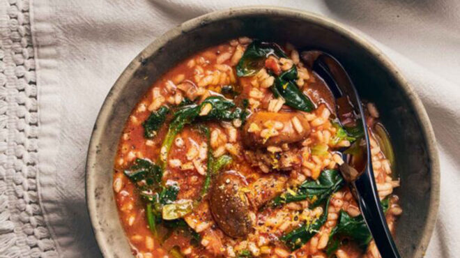 σπανακόρυζο-κοκκινιστό-με-μανιτάρια-562967209