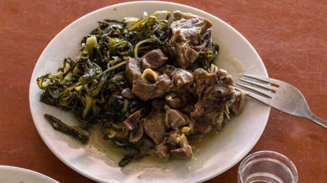 σταμναγκάθι-με-το-κρέας-και-με-αλευρολ-562969897