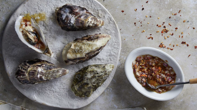 στρείδια-ψητά-σερβιρισμένα-με-σκορδο-563000368