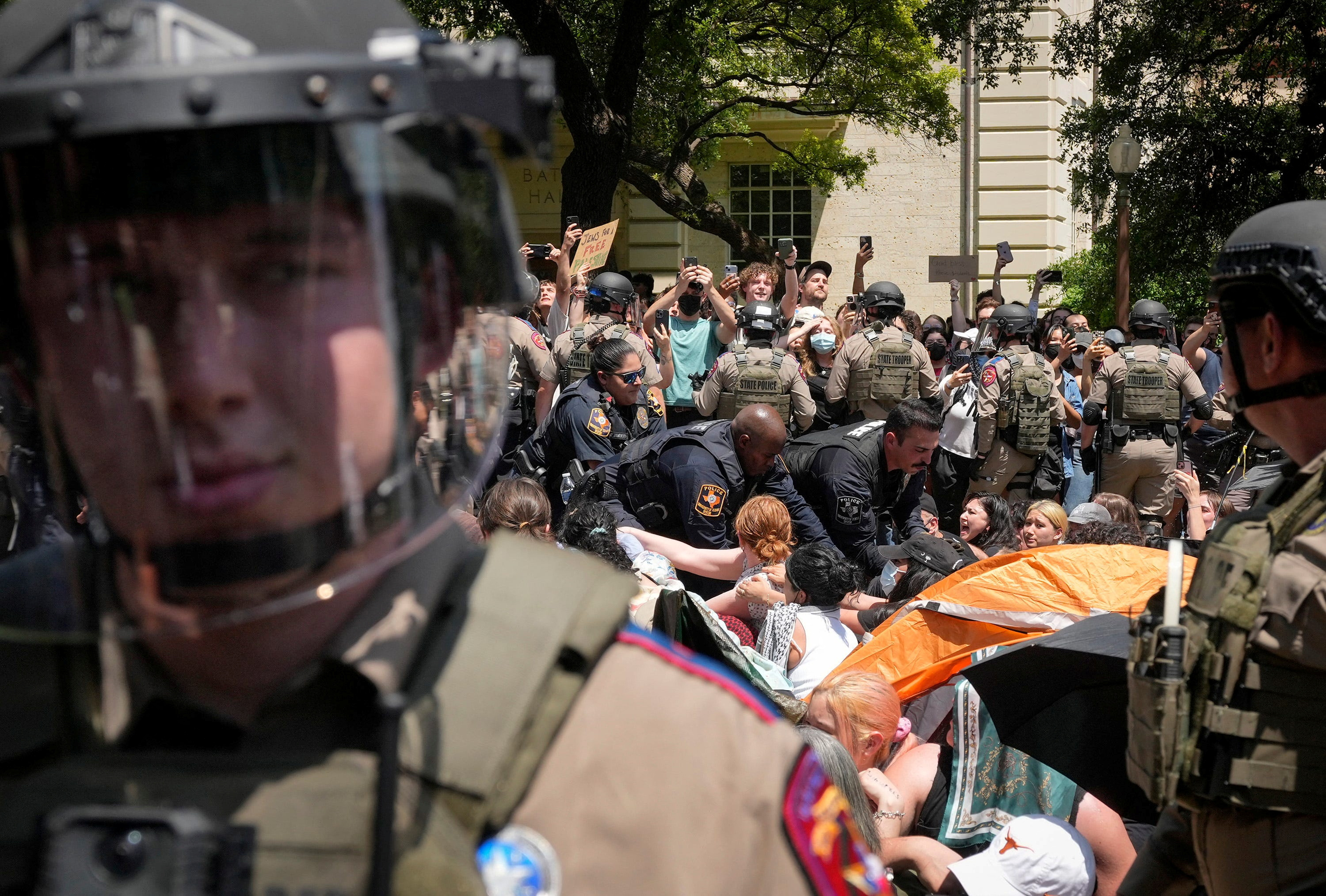 Κατάληψη ιστορικού κτιρίου του Κολούμπια από φοιτητές-3