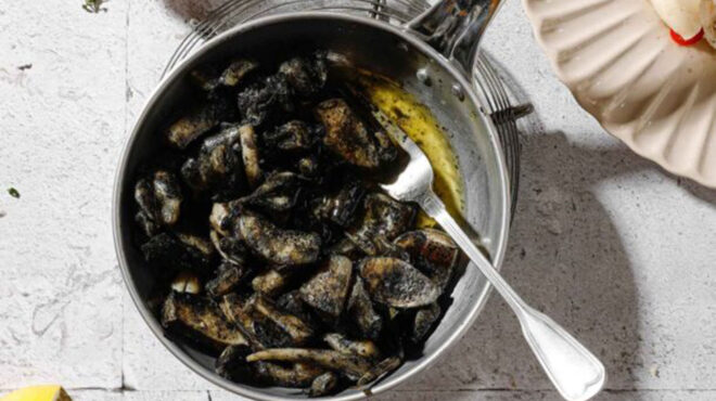 τηγανιά-με-σουπιές-και-το-μελάνι-τους-562988545