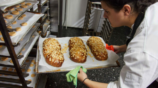 τα-καλύτερα-τσουρέκια-της-αθήνας-και-π-563002801