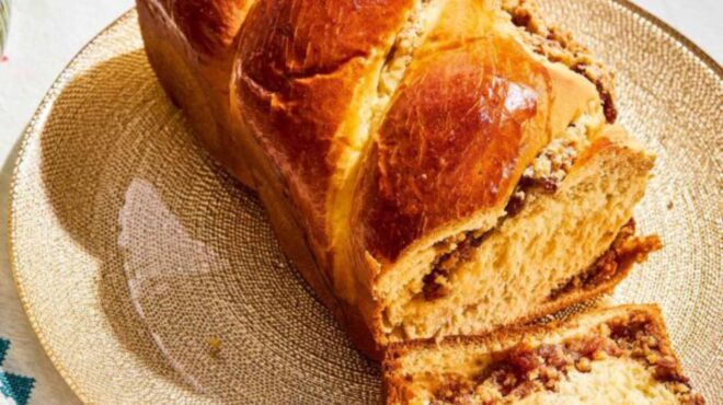 τσουρέκι-με-γιαούρτι-καρύδι-και-σταφί-562996252