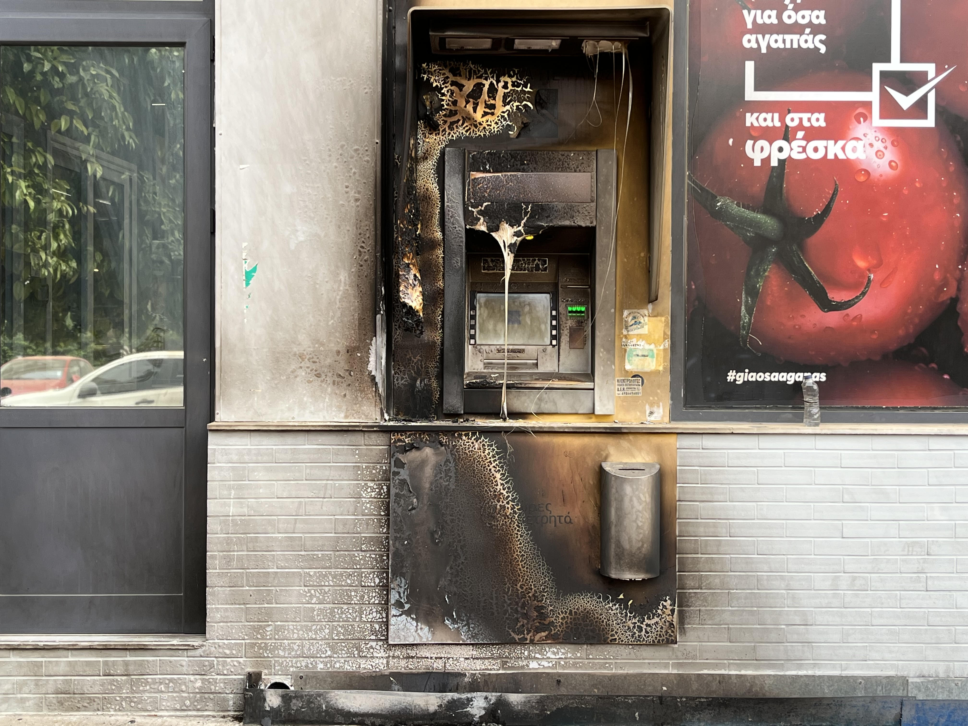 Σεπόλια: Πυρπόλησαν ΑΤΜ έξω από τον σταθμό του μετρό-1
