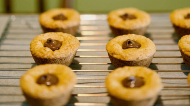 vegan-cookie-cups-με-πραλίνα-φουντουκιού-562974181