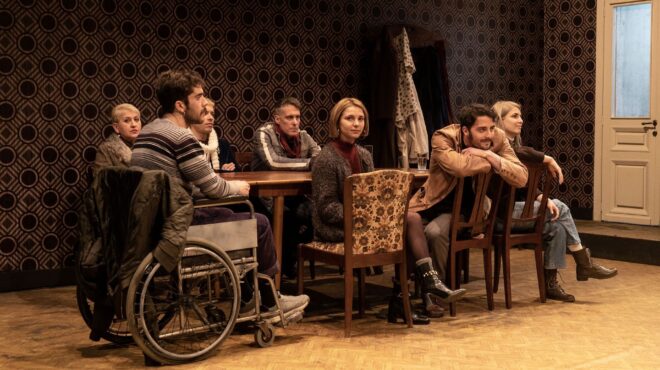 σ-εσάς-που-με-ακούτε-της-λoύλας-αναγ-563028049