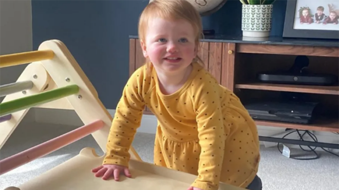 νήπιο-ακούει-για-πρώτη-φορά-μετά-από-επ-563016868