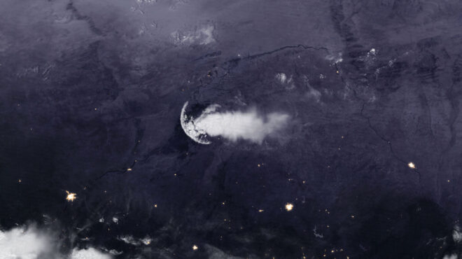 γιγάντια-αιθέρια-μέδουσα-πάνω-από-τ-563035081