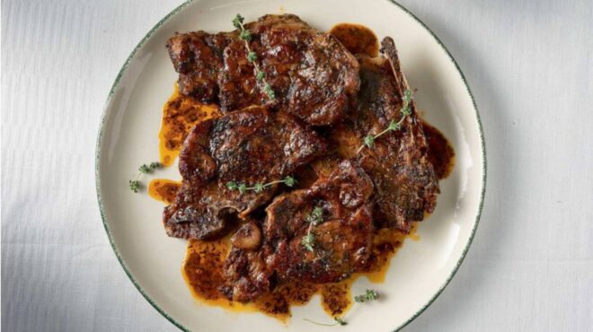 χοιρινέs-μπριζόλεs-με-πάπρικα-και-θυμάρ-563044480