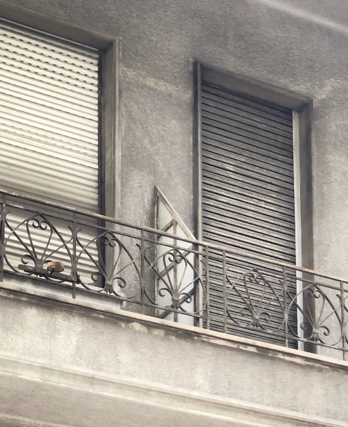 Στην οδό Ζαλοκώστα, ιστορία και φιλοξενία σμίγουν σε μια πολυκατοικία του 1939-1