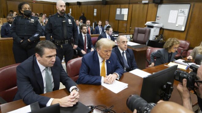 από-δεξί-χέρι-του-τραμπ-μάρτυρας-κατηγ-563025211