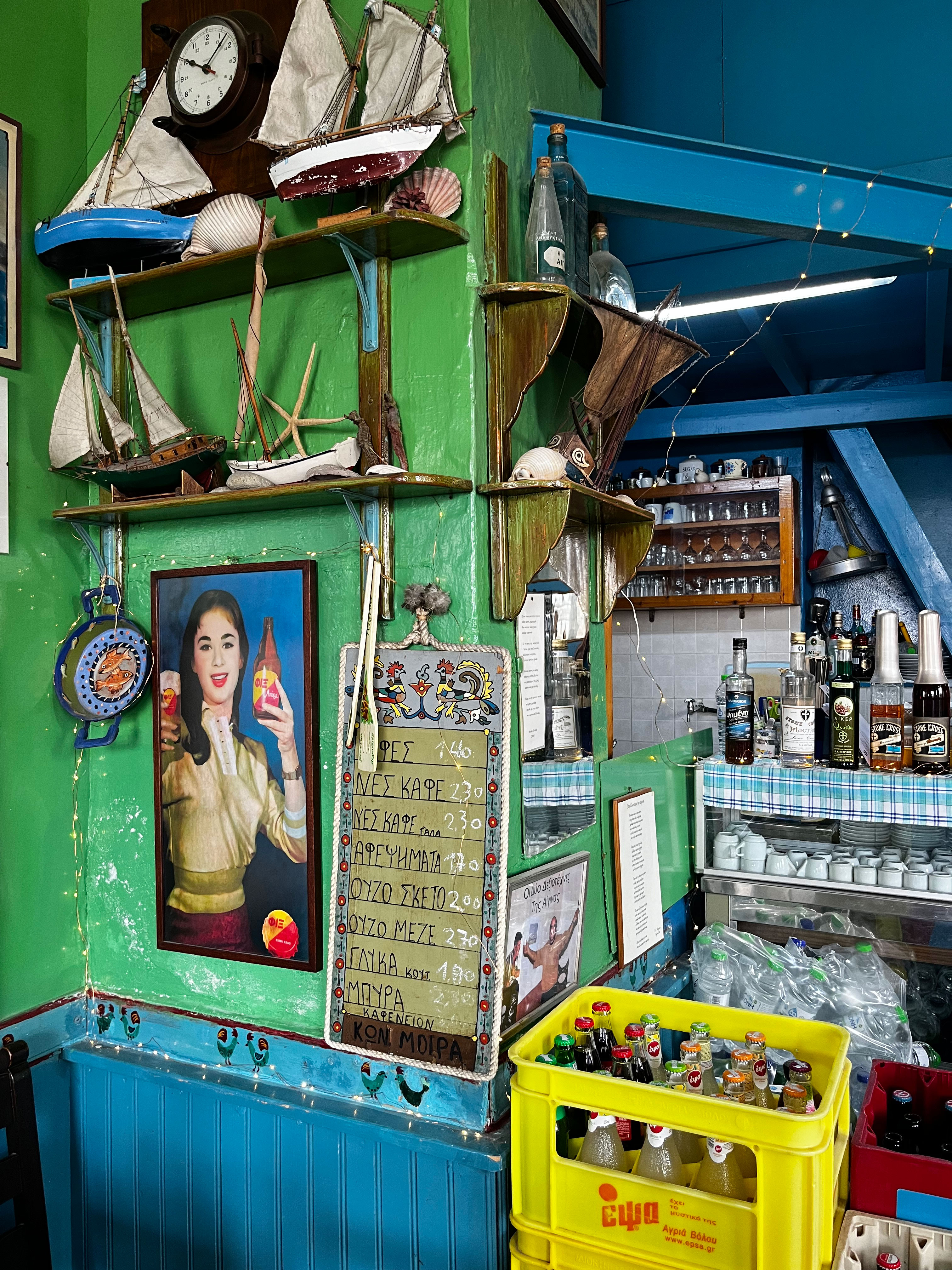 Ενας ιστορικός καφενές στην Αίγινα-1