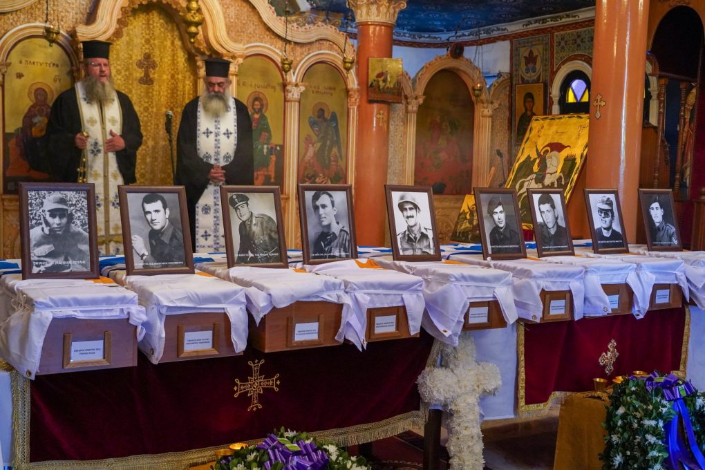 Οστά πεσόντων ΕΛΔΥΚ με φωτογραφίες τους