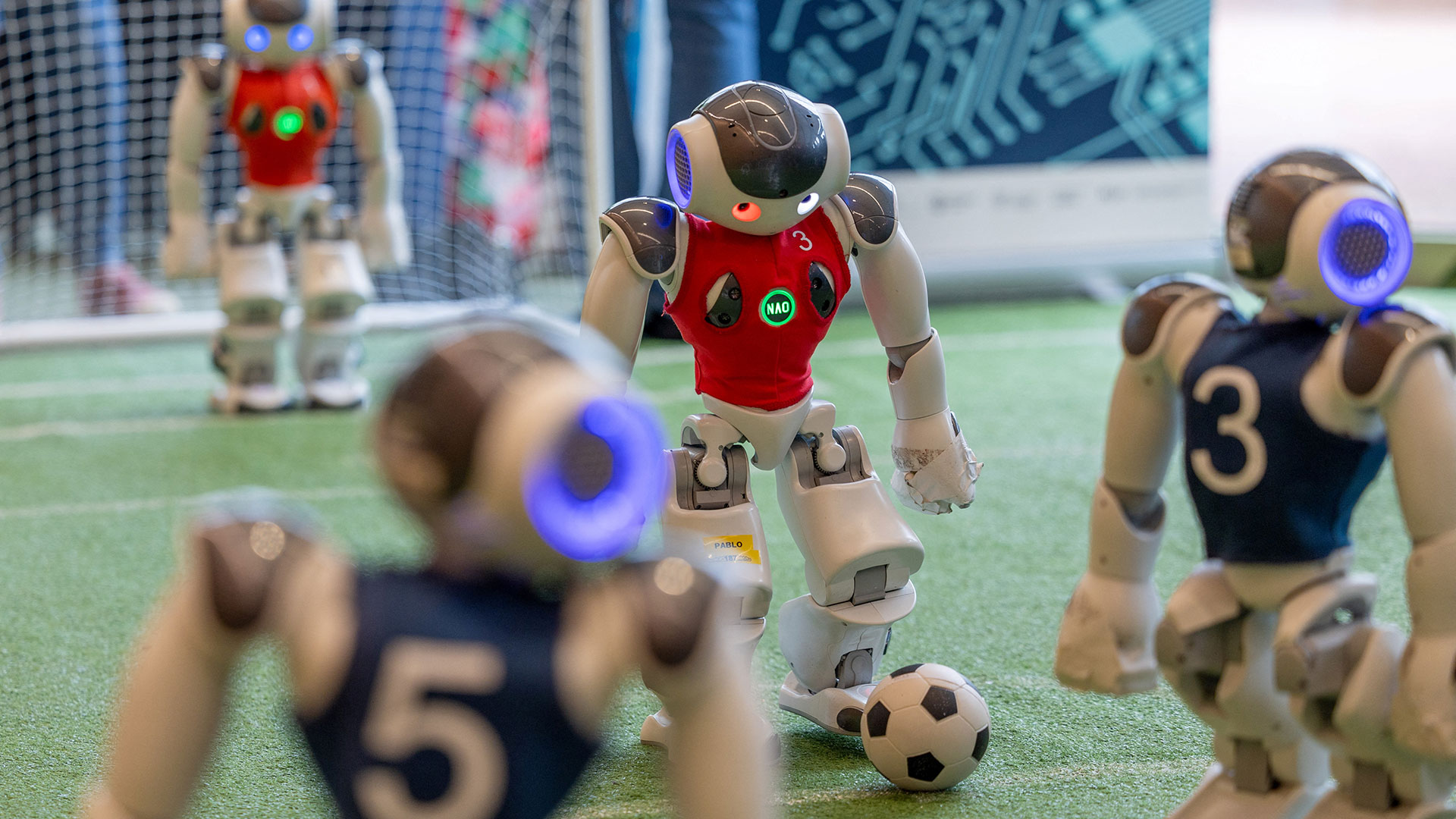 Ρομπότ έπαιξαν… ποδόσφαιρο σε έκθεση AI της Γενεύης-1