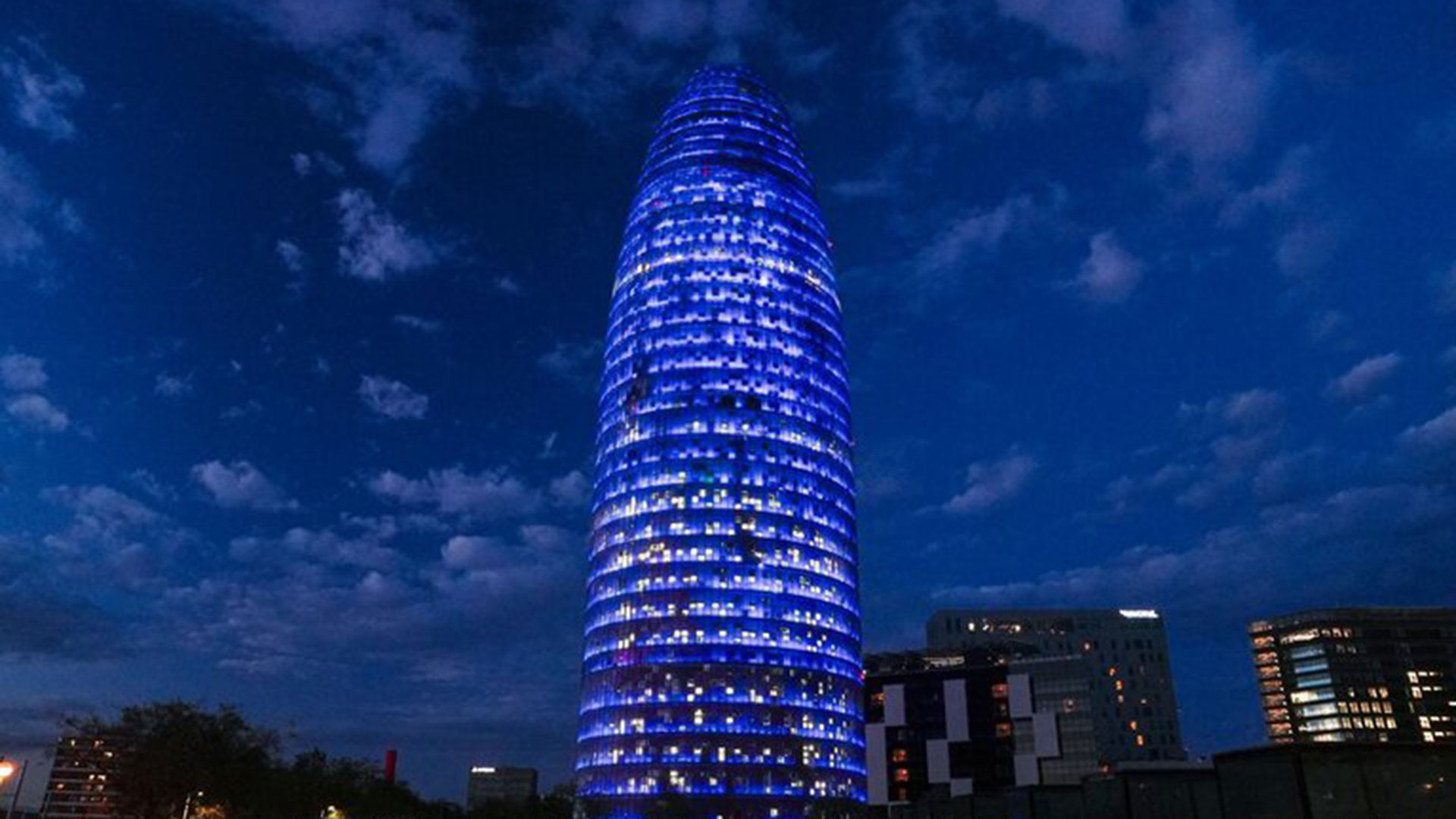 Ημέρα της Ευρώπης: Φωταγωγήθηκαν εμβληματικά τοπόσημα στις χώρες της Ε.Ε.-5