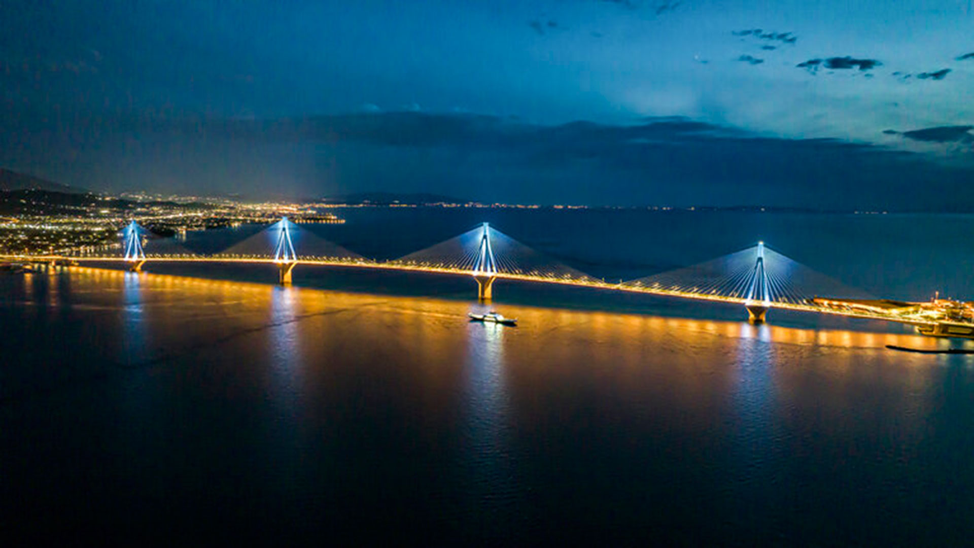 Ημέρα της Ευρώπης: Φωταγωγήθηκαν εμβληματικά τοπόσημα στις χώρες της Ε.Ε.-1