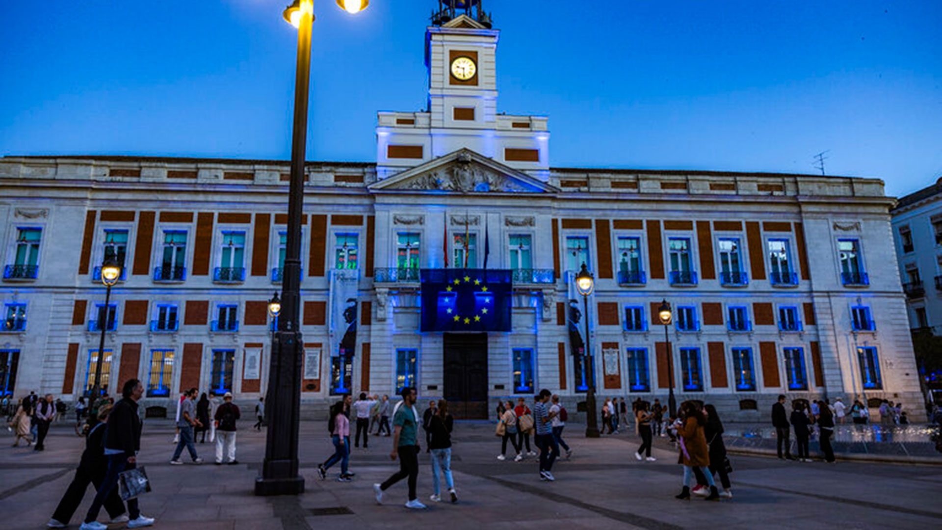 Ημέρα της Ευρώπης: Φωταγωγήθηκαν εμβληματικά τοπόσημα στις χώρες της Ε.Ε.-3