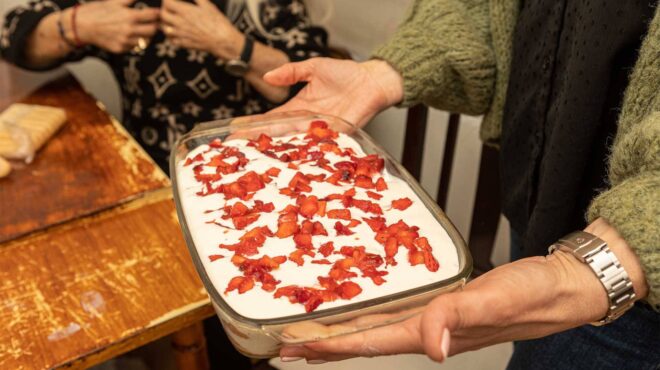 τιραμισού-με-φράουλες-και-λιμοντσέλο-563043577