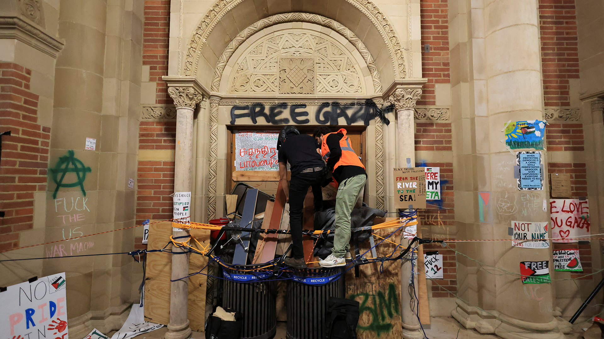 ΗΠΑ: Η αστυνομία «πολιορκεί» το UCLA-1