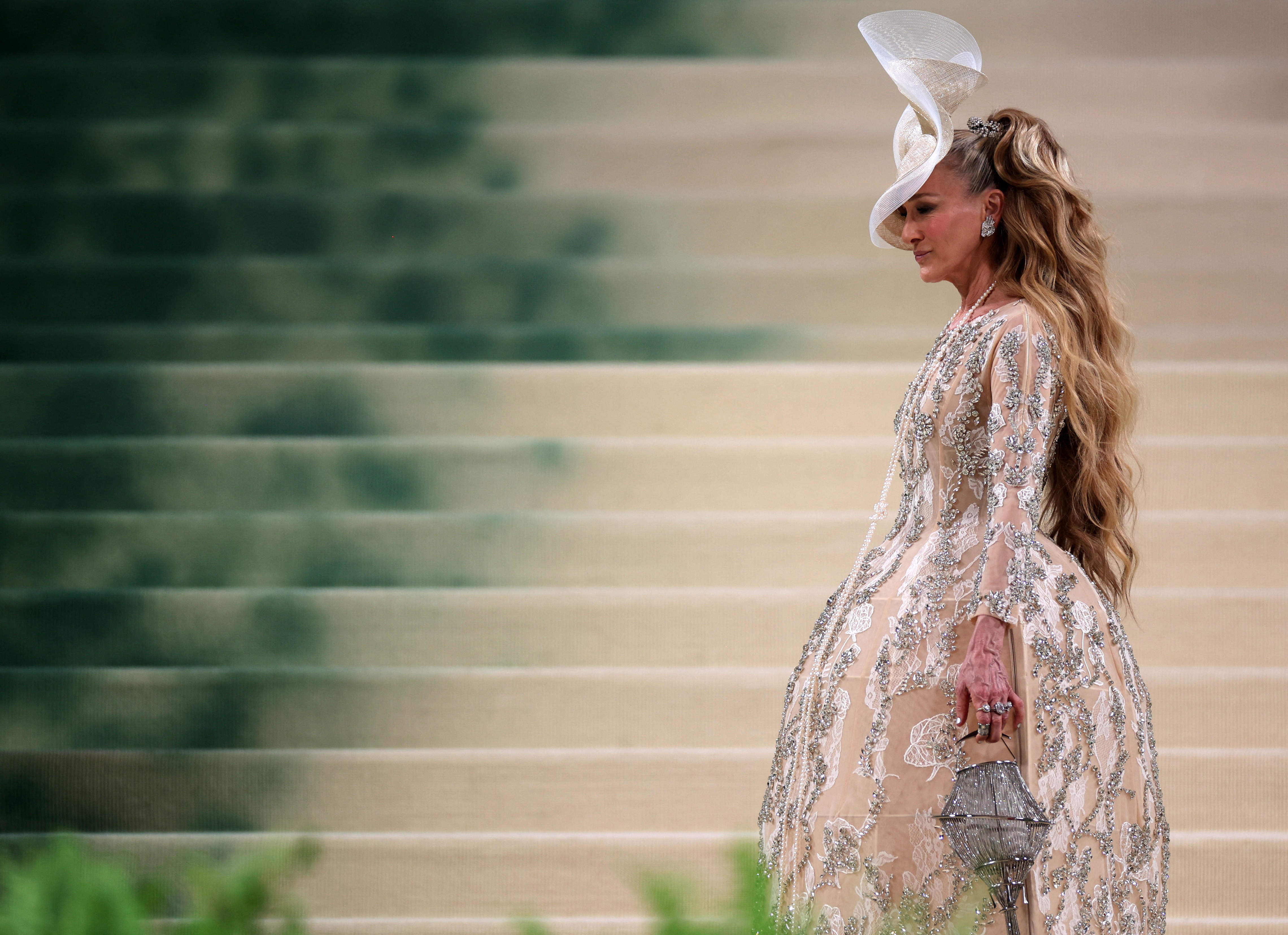 Met Gala: Το κόκκινο χαλί πλημμύρισε λουλούδια και φλοράλ πόζες-10