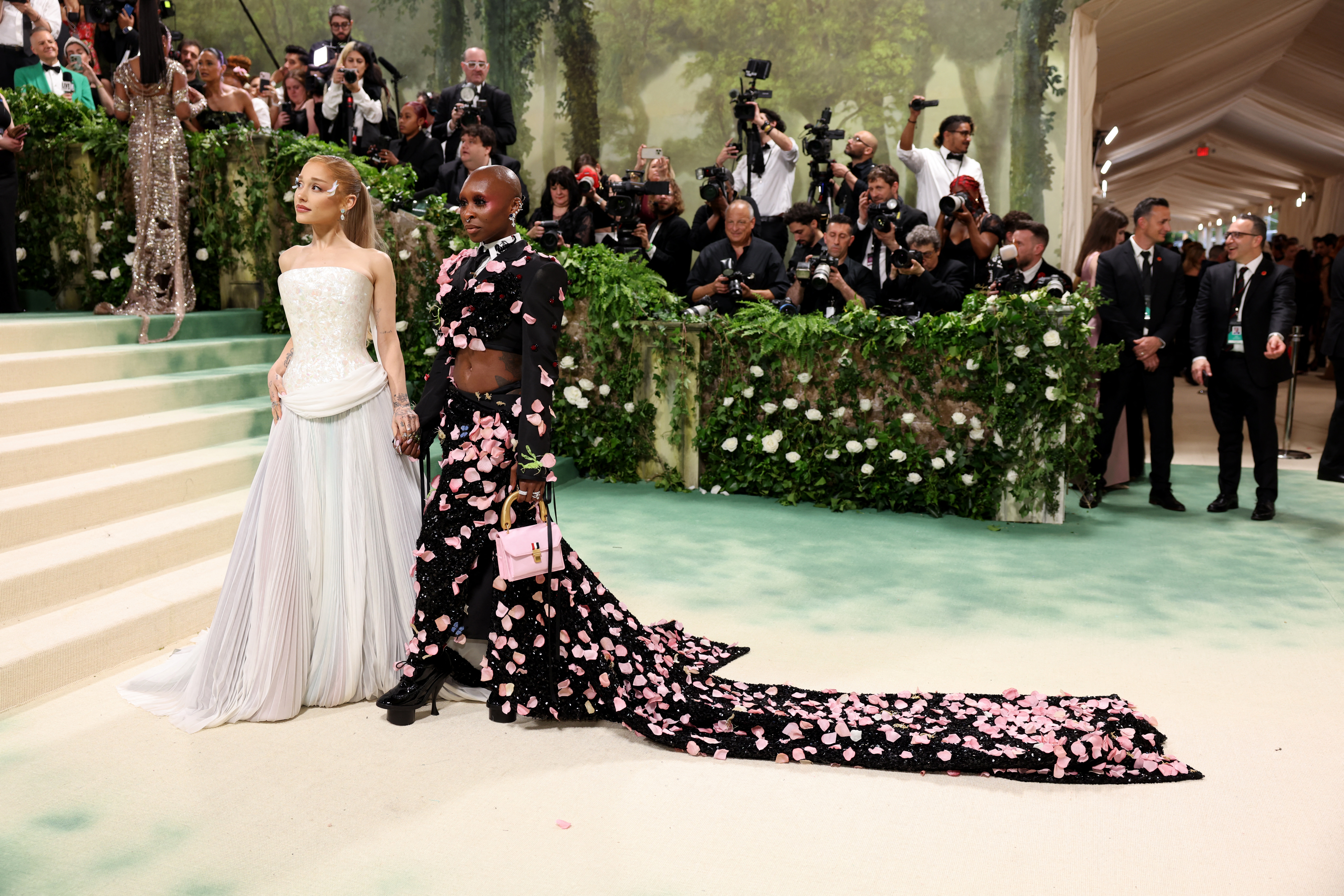 Met Gala: Το κόκκινο χαλί πλημμύρισε λουλούδια και φλοράλ πόζες-13