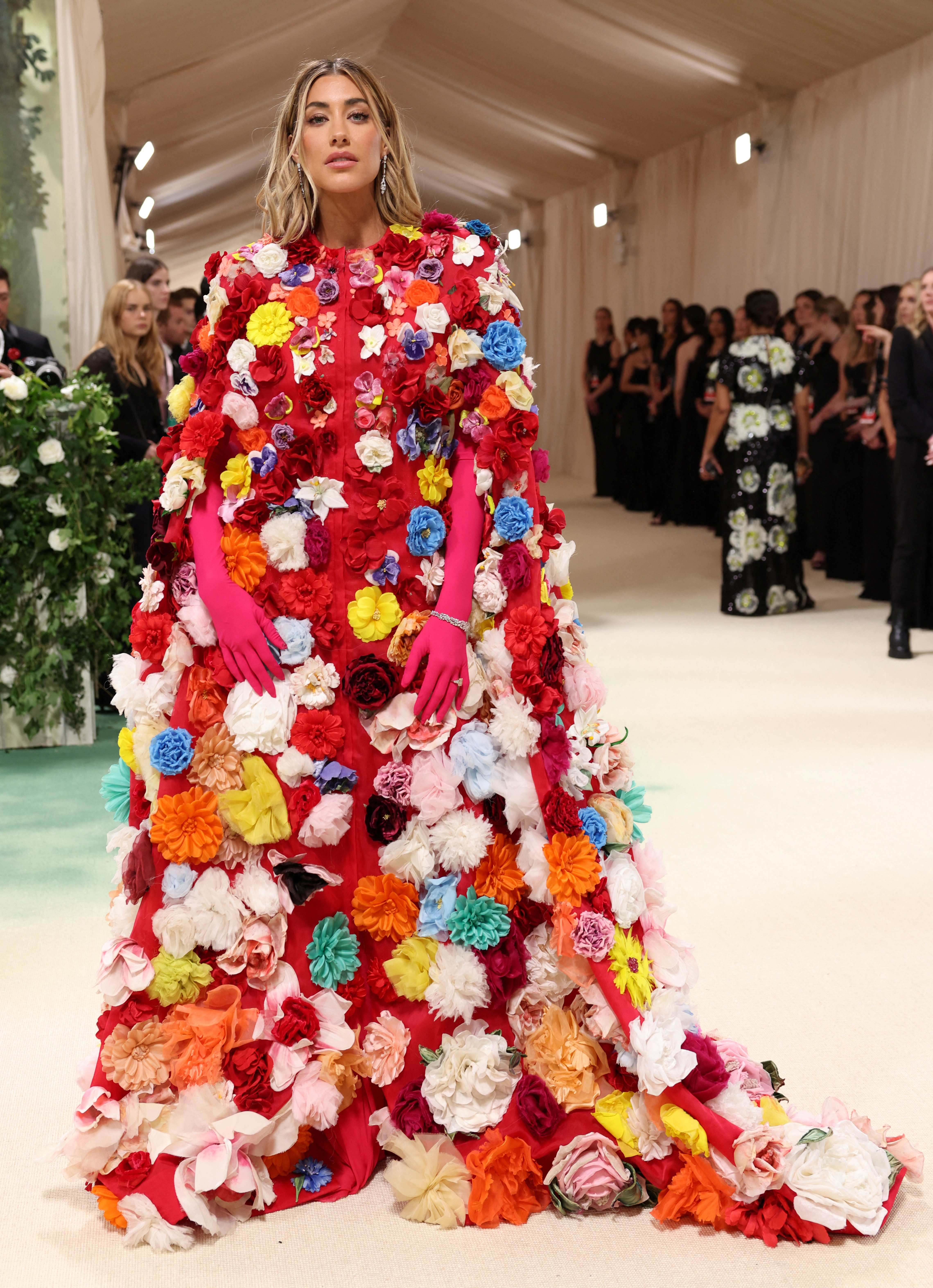 Met Gala: Το κόκκινο χαλί πλημμύρισε λουλούδια και φλοράλ πόζες-6
