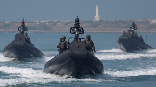 η-κίνα-περικυκλώνει-με-διήμερα-στρατι-563039530