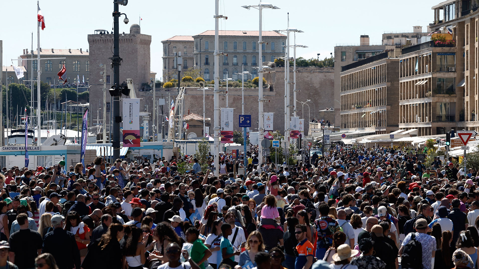 Εντυπωσιακές εικόνες στη Μασσαλία: Χιλιάδες Γάλλοι για την Ολυμπιακή Φλόγα (Βίντεο)-5