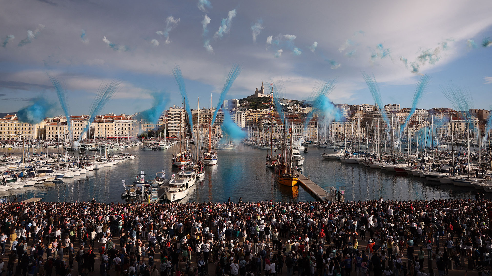 Εντυπωσιακές εικόνες στη Μασσαλία: Χιλιάδες Γάλλοι για την Ολυμπιακή Φλόγα (Βίντεο)-1