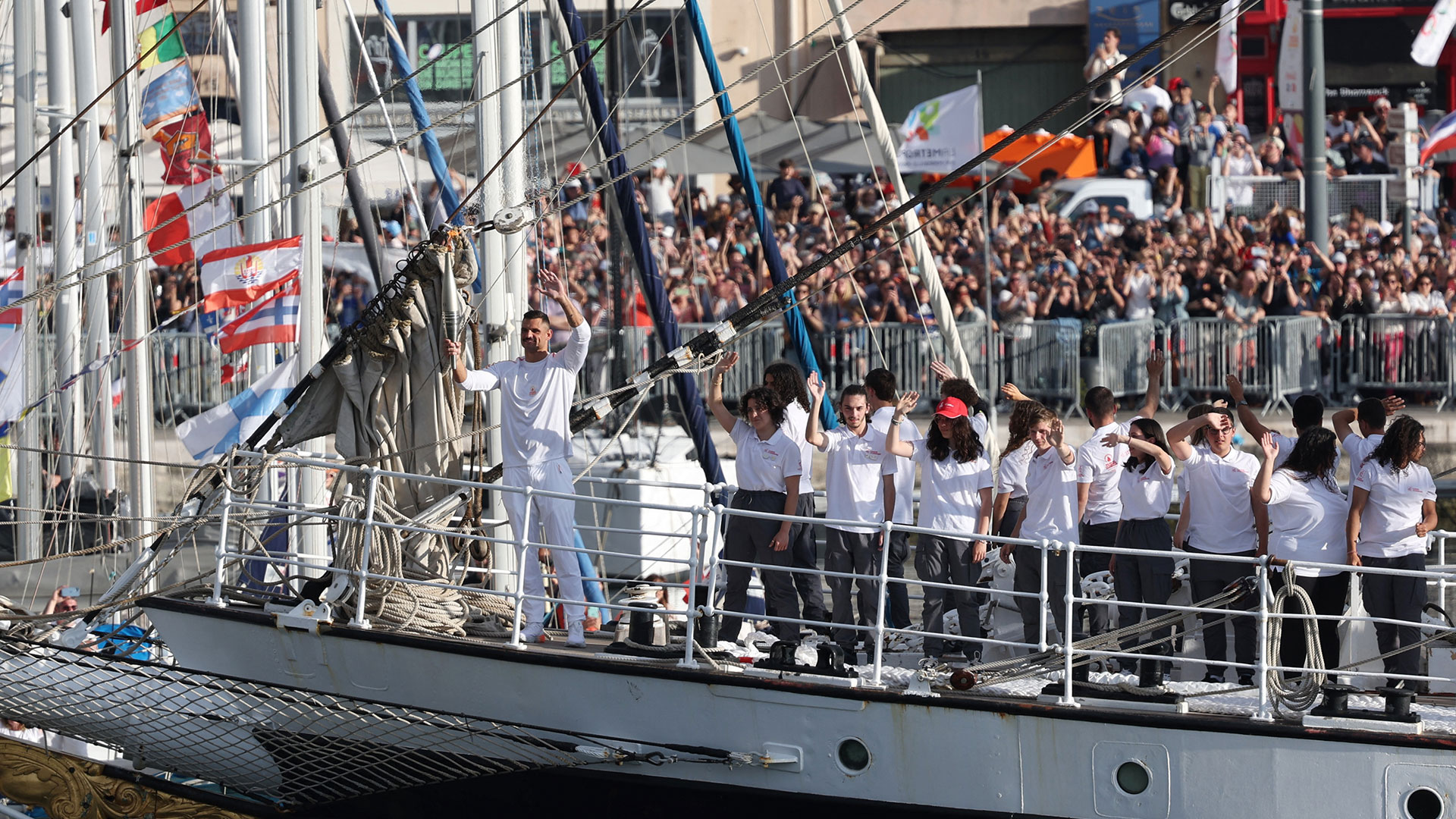 Εντυπωσιακές εικόνες στη Μασσαλία: Χιλιάδες Γάλλοι για την Ολυμπιακή Φλόγα (Βίντεο)-2