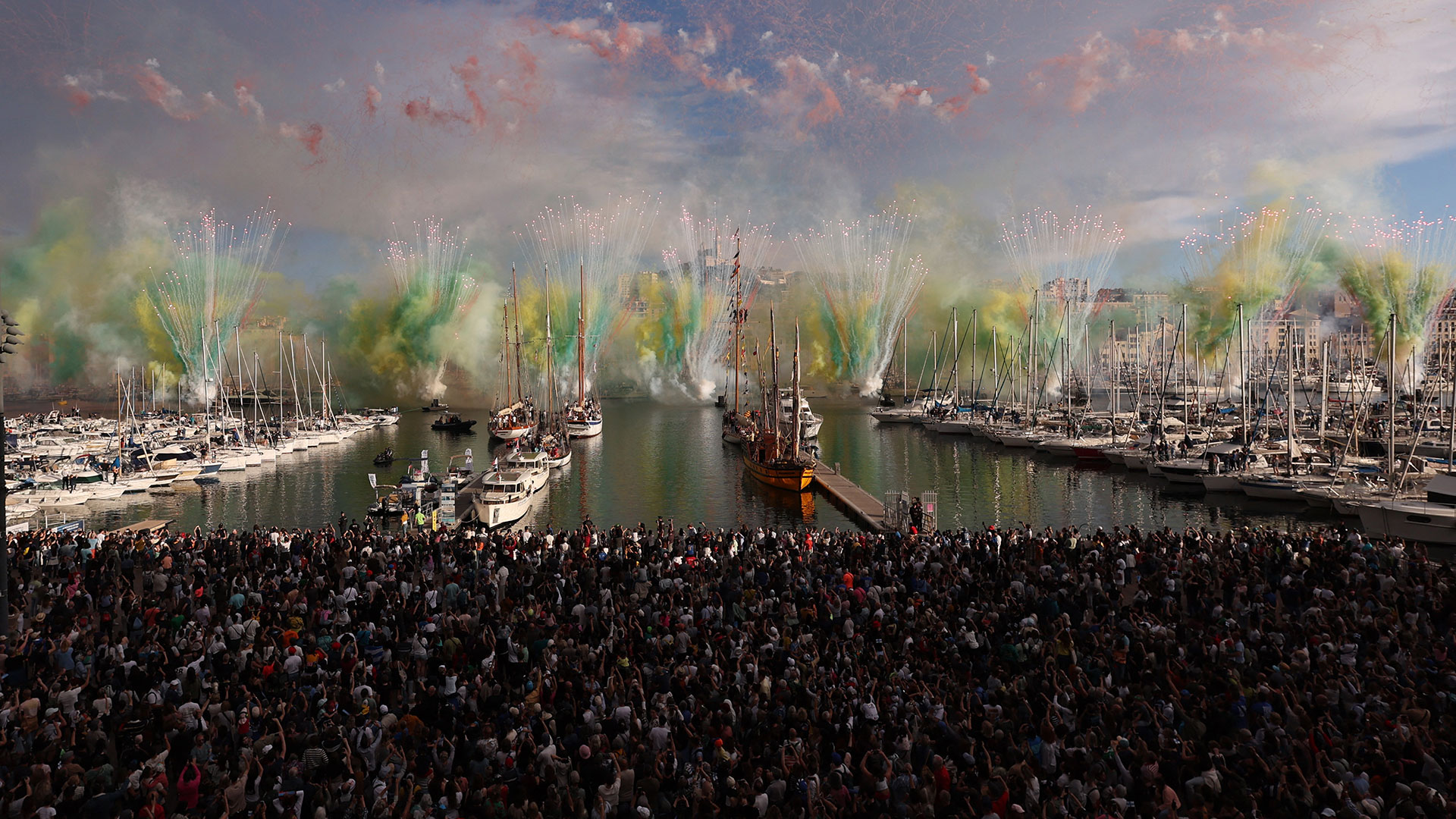 Εντυπωσιακές εικόνες στη Μασσαλία: Χιλιάδες Γάλλοι για την Ολυμπιακή Φλόγα (Βίντεο)-3