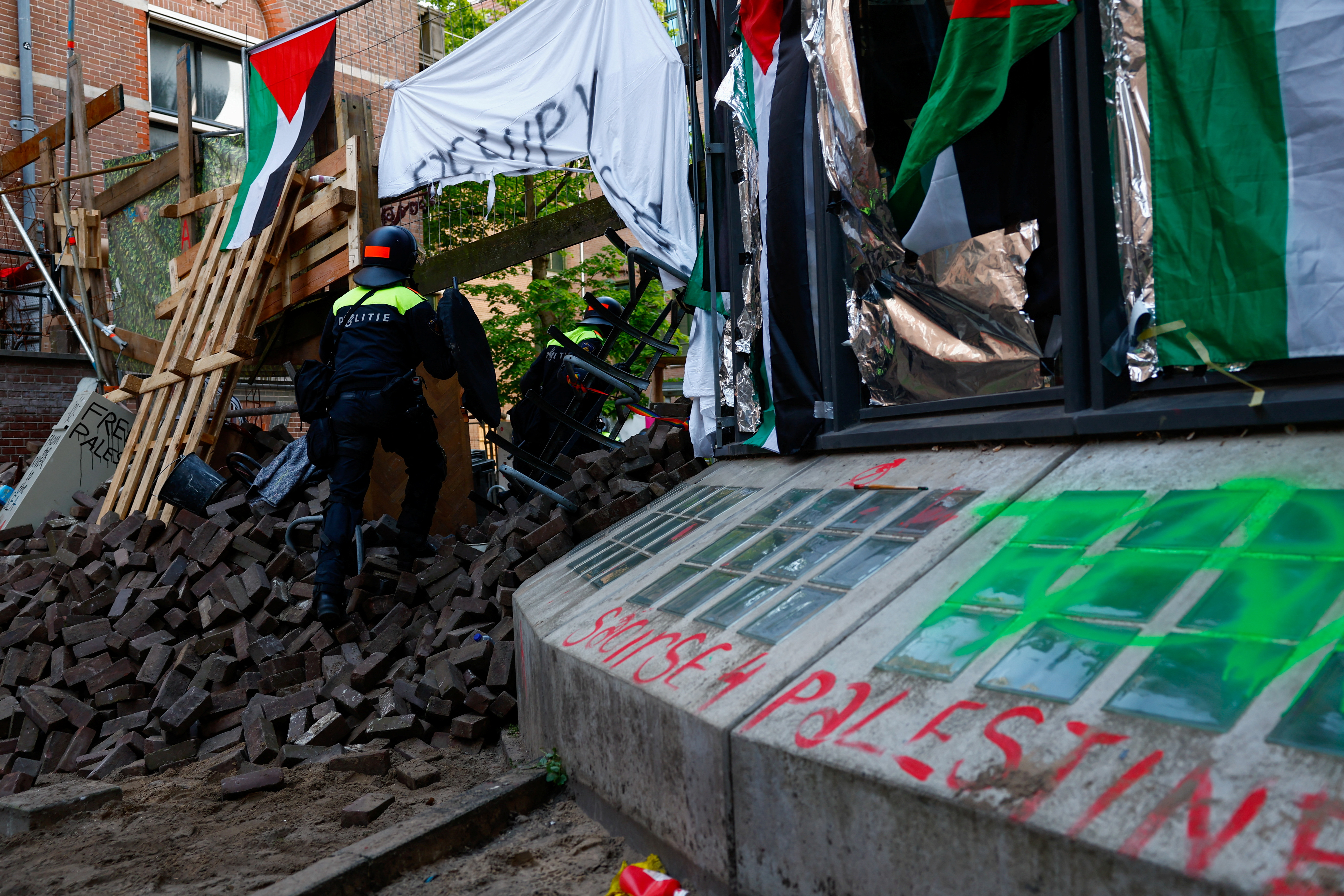 Συγκρούσεις με την αστυνομία στο πανεπιστήμιο του Αμστερνταμ για τη Γάζα-1