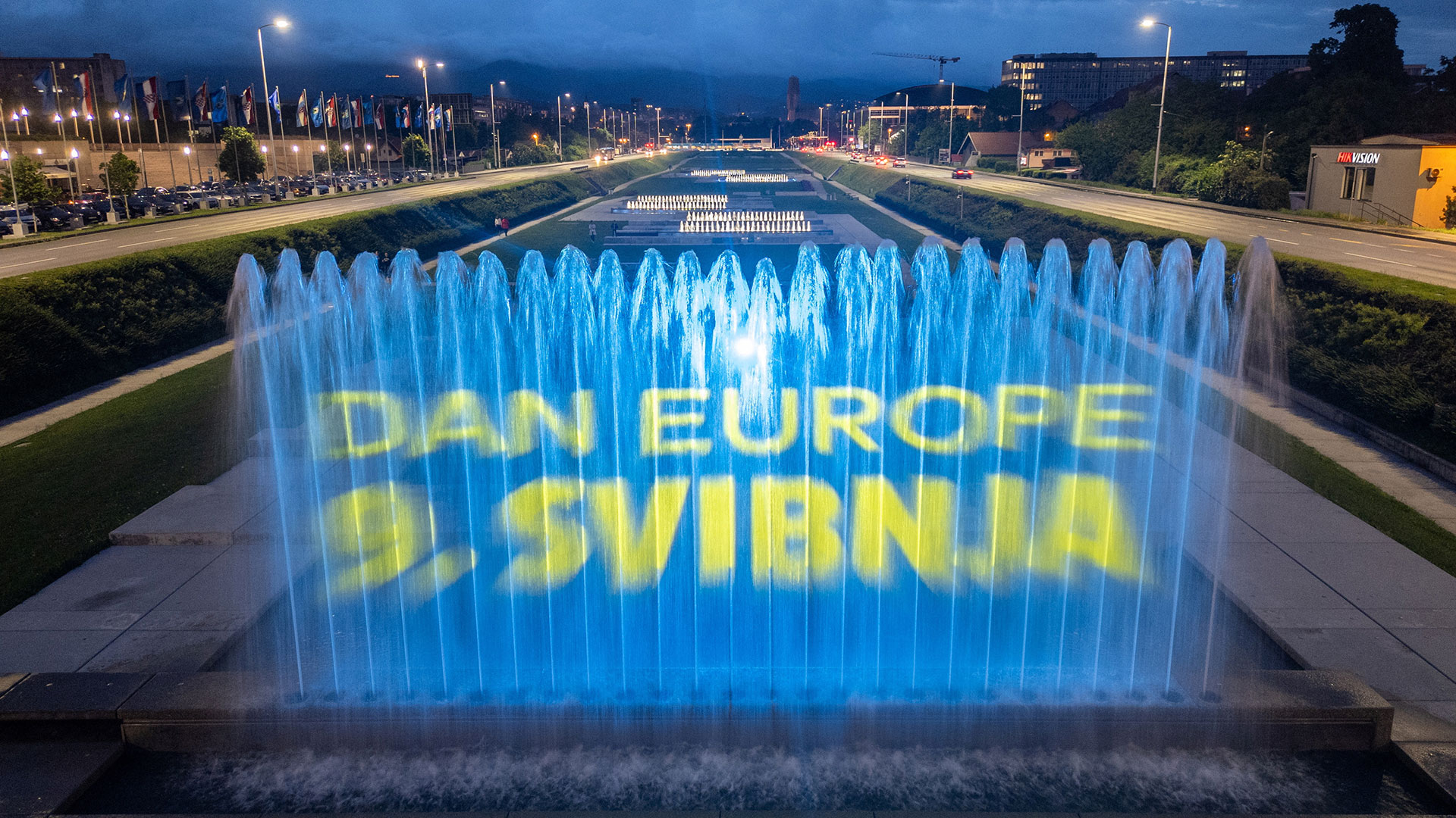 Ημέρα της Ευρώπης: Φωταγωγήθηκαν εμβληματικά τοπόσημα στις χώρες της Ε.Ε.-9