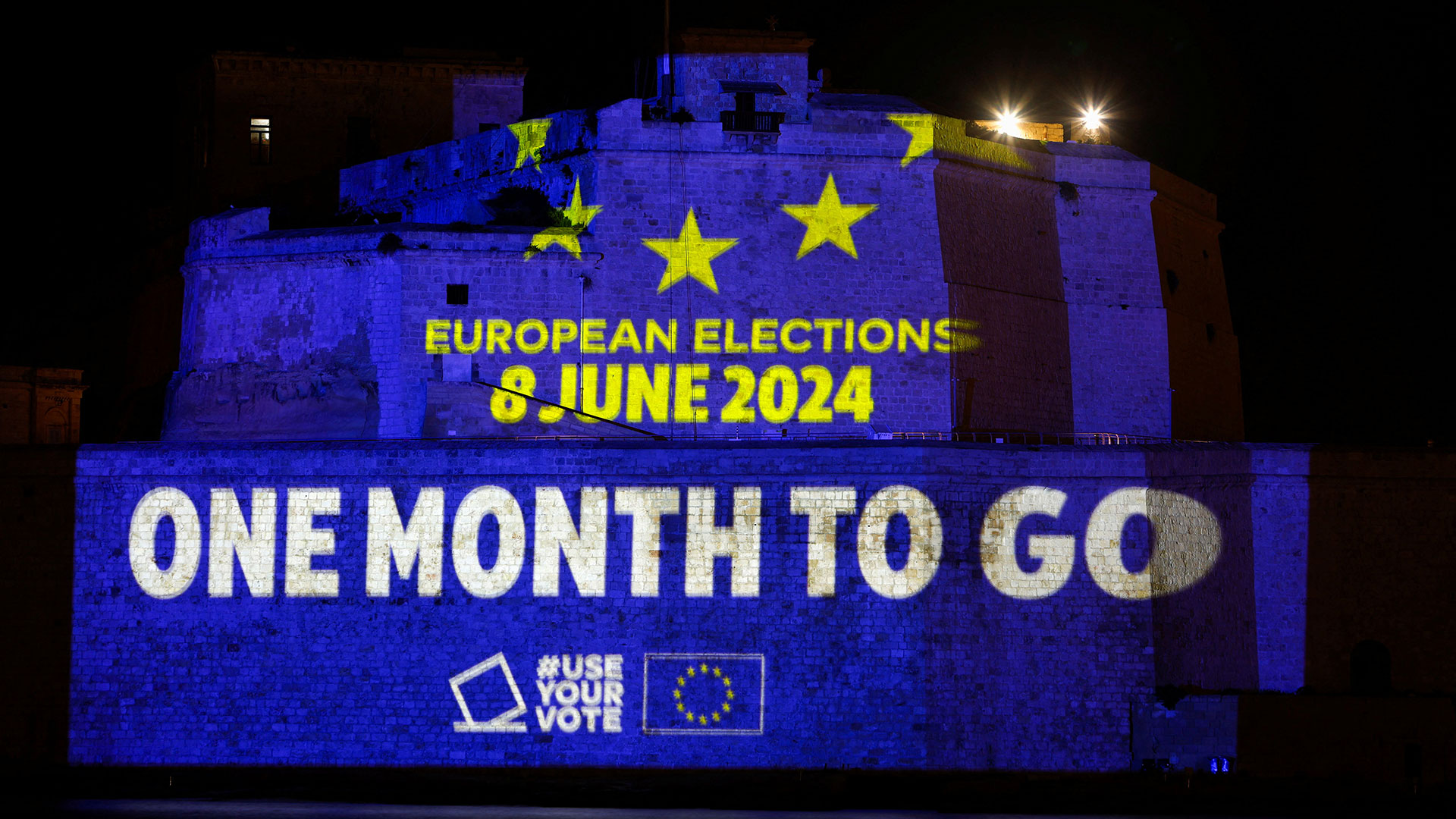 Ημέρα της Ευρώπης: Φωταγωγήθηκαν εμβληματικά τοπόσημα στις χώρες της Ε.Ε.-8