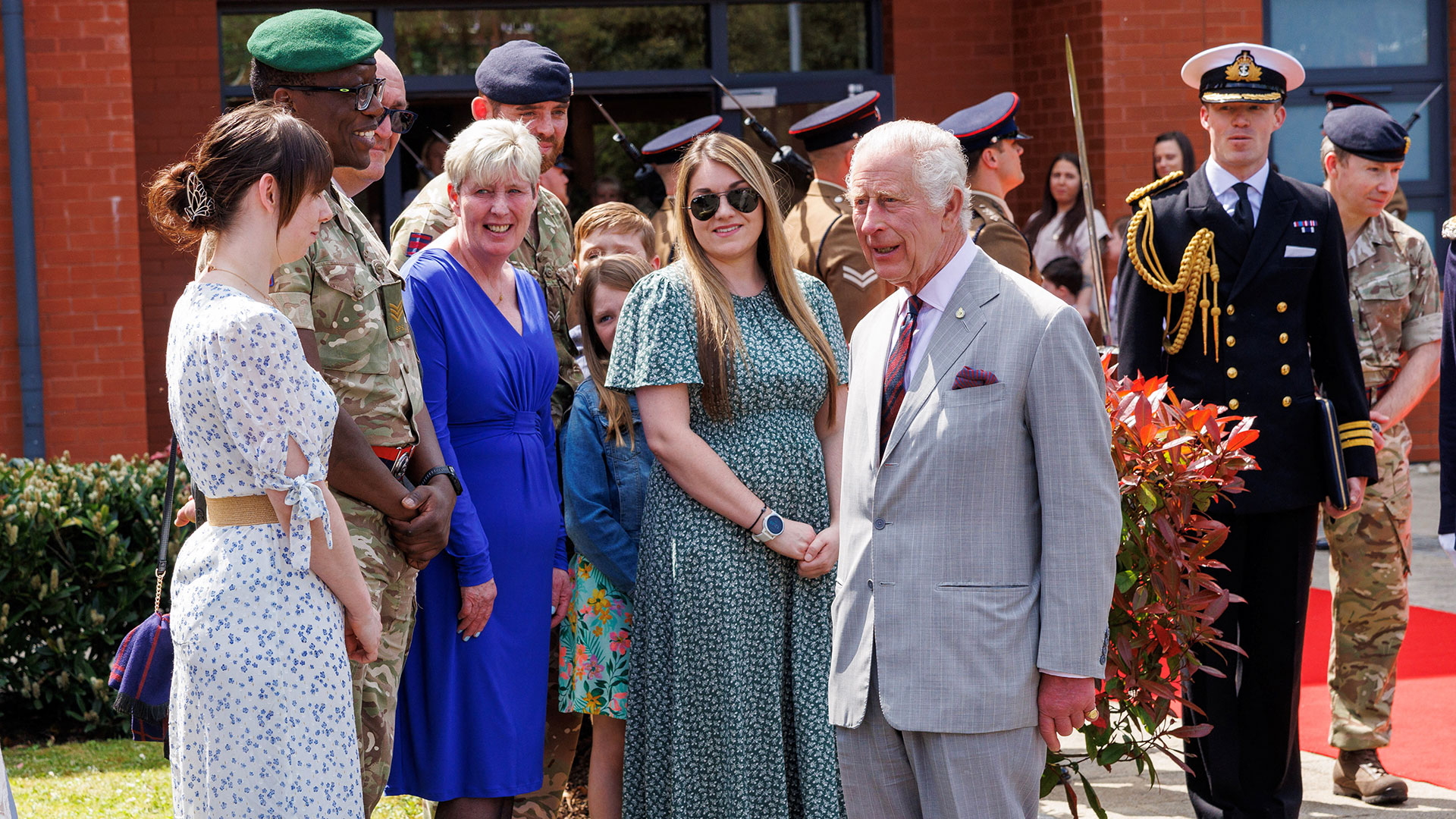 Βασιλιάς Κάρολος: Επίσκεψη σε στρατιωτική σχολή – «Μου επέτρεψαν να βγω από το κλουβί»-1