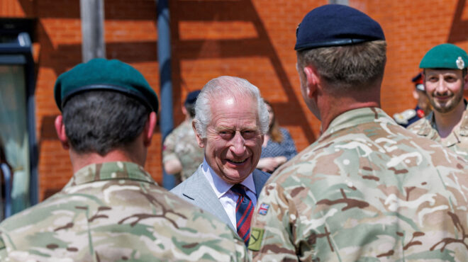 βασιλιάς-κάρολος-επίσκεψη-σε-στρατιω-563017327