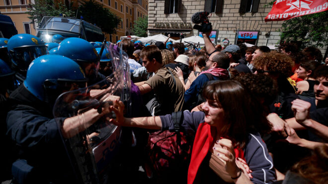 ιταλία-επεισόδια-έξω-από-συνέδριο-για-563019064