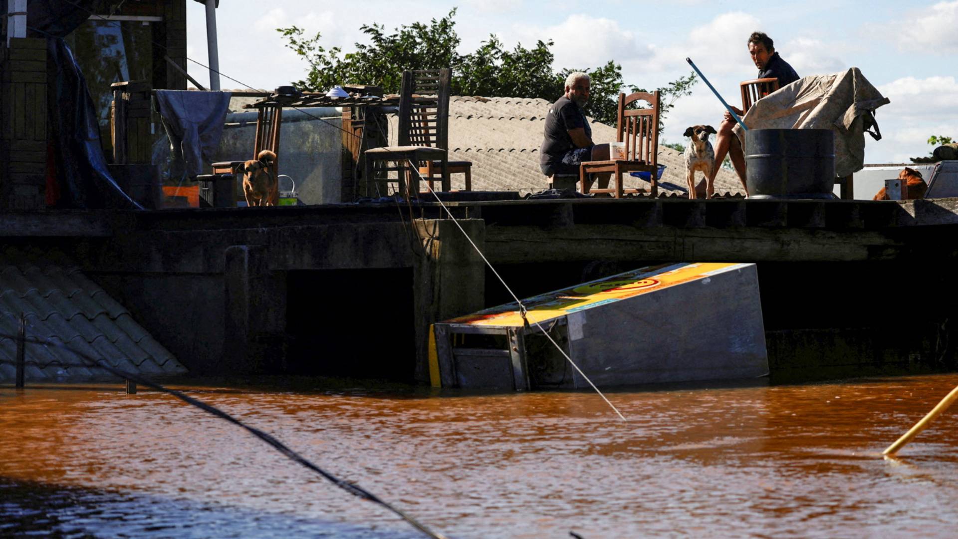 Πλημμύρες στη Βραζιλία: Τα νερά υποχωρούν και αποκαλύπτουν το χάος (εικόνες)-1
