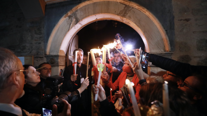 το-αγιο-φως-μεταφέρεται-σε-όλη-τη-χώρα-563012308