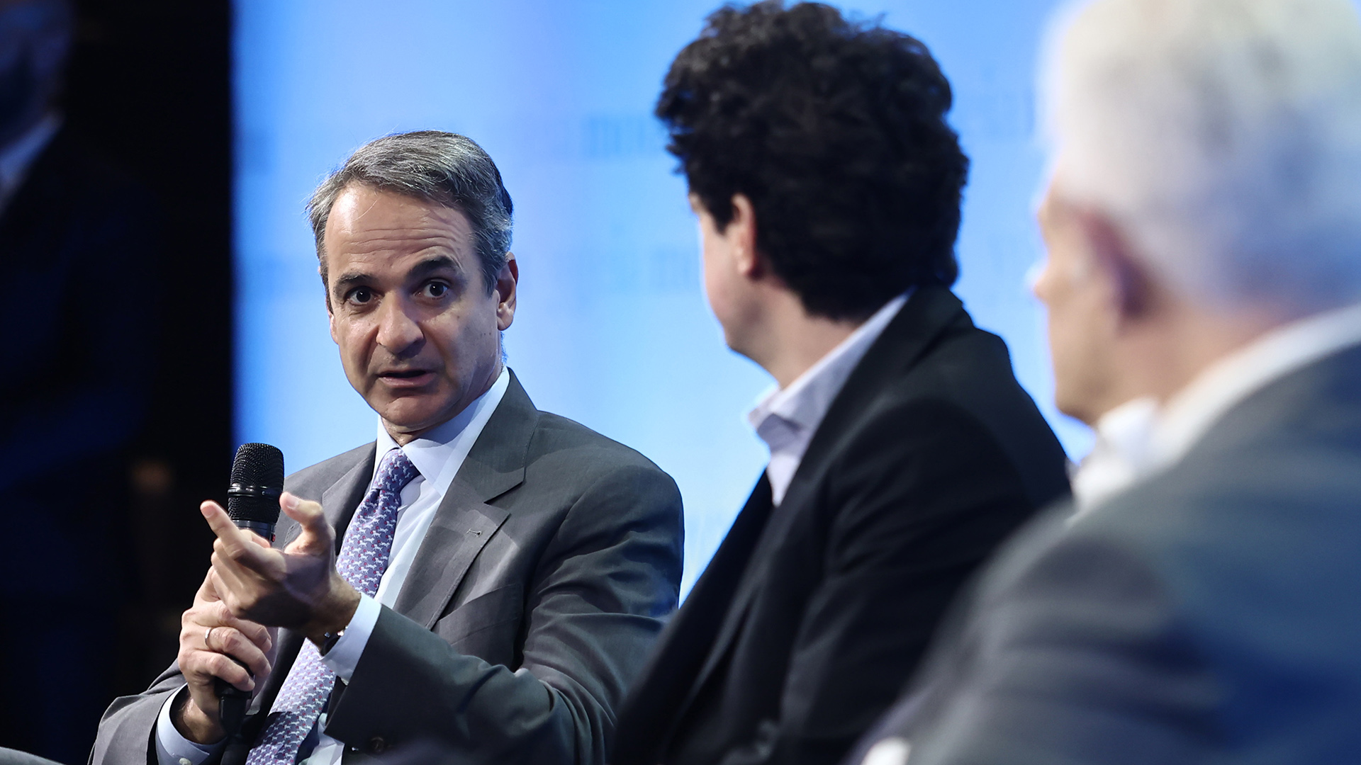 Προβλήματα κάτω από το χαλί-1