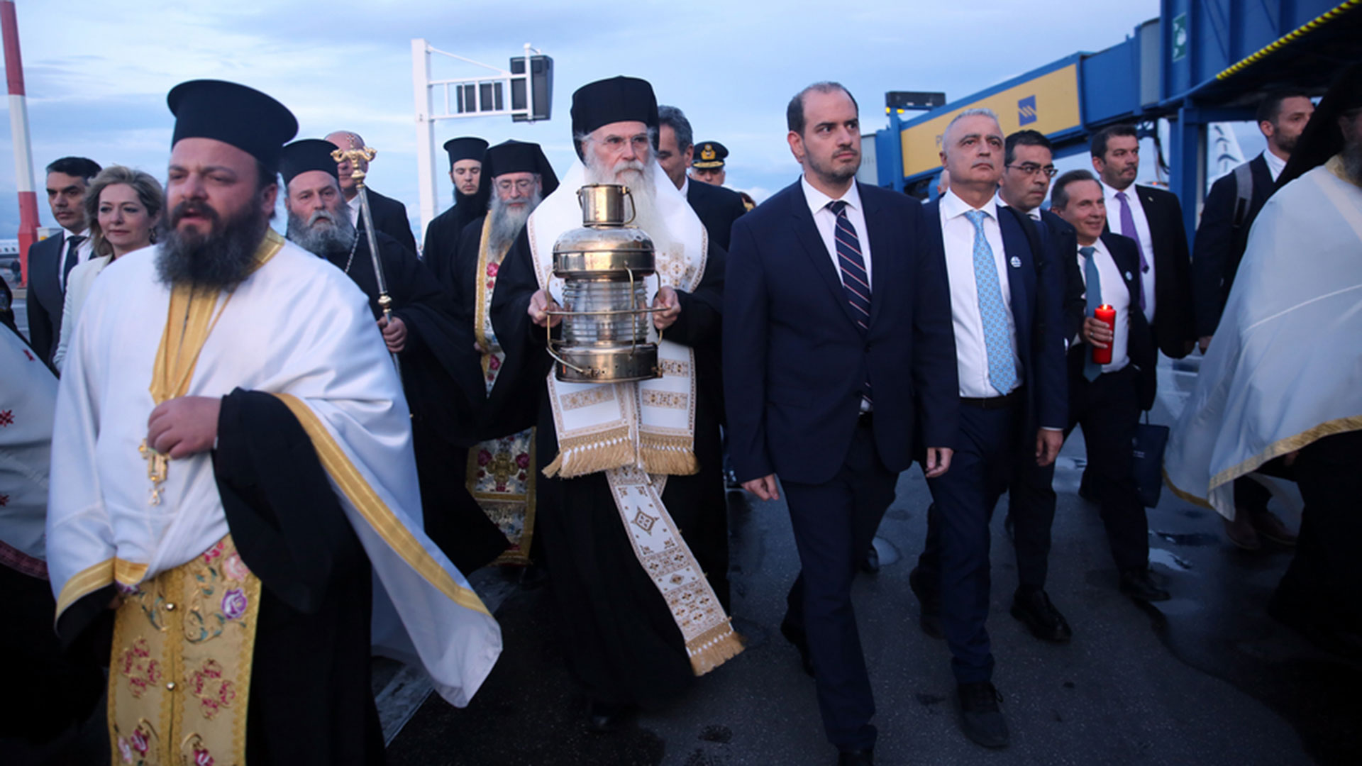 Στην Ελλάδα το Αγιο Φως-1