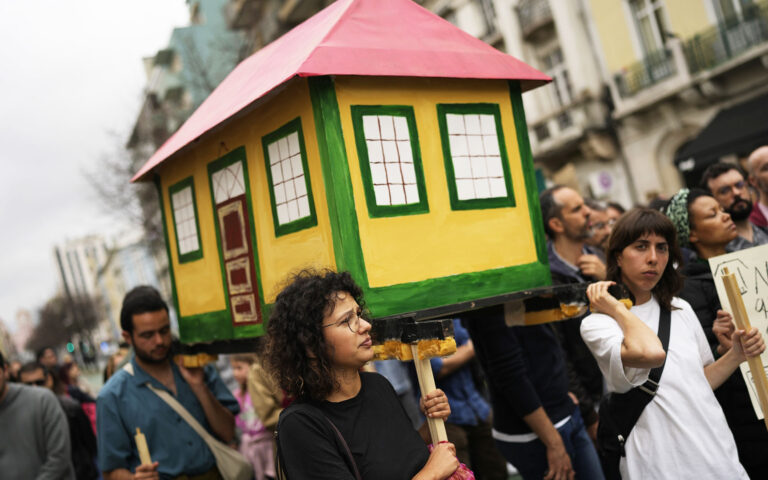 Μονόδρομος η συμβίωση με τους γονείς