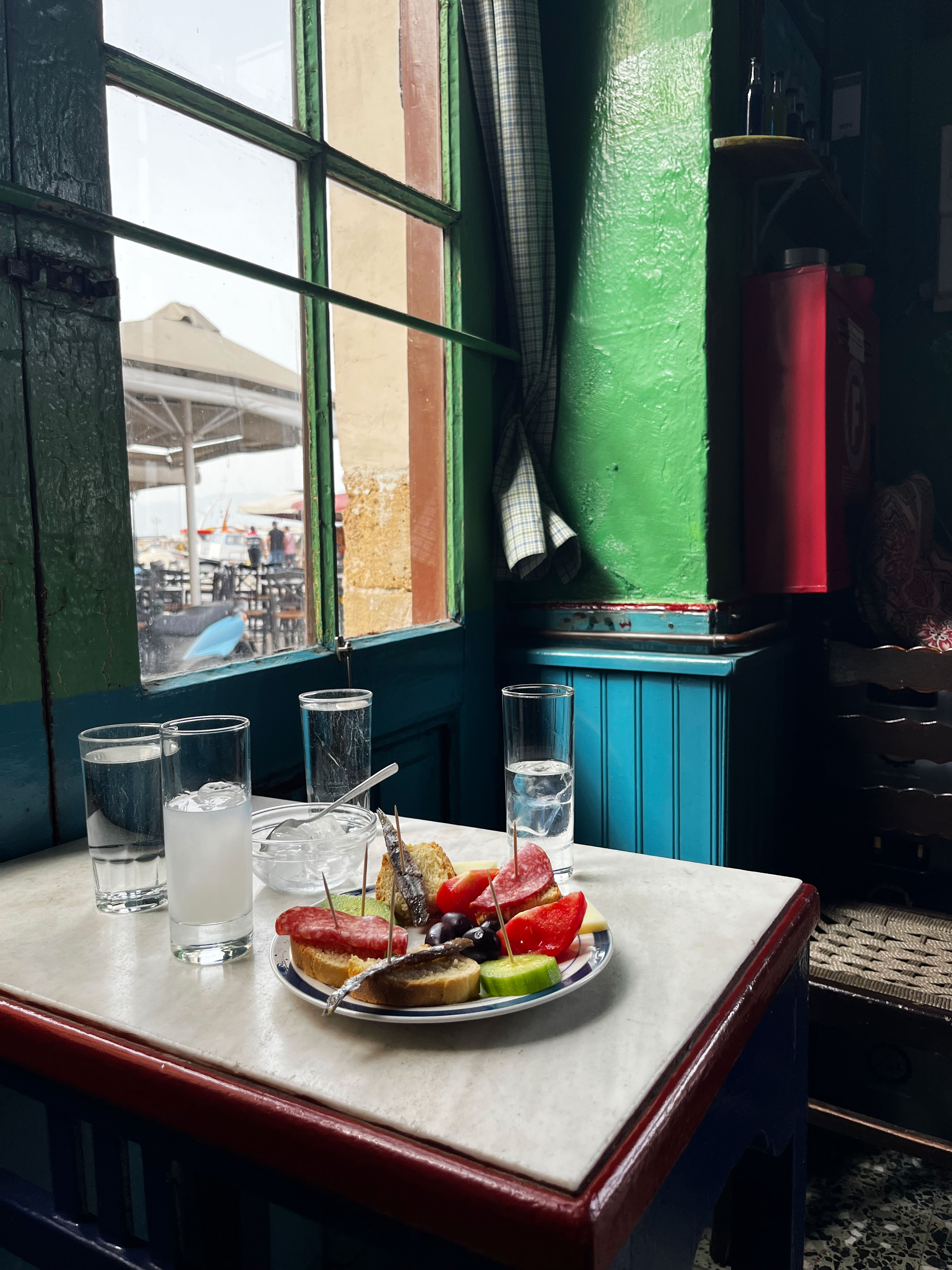 Ενας ιστορικός καφενές στην Αίγινα-3