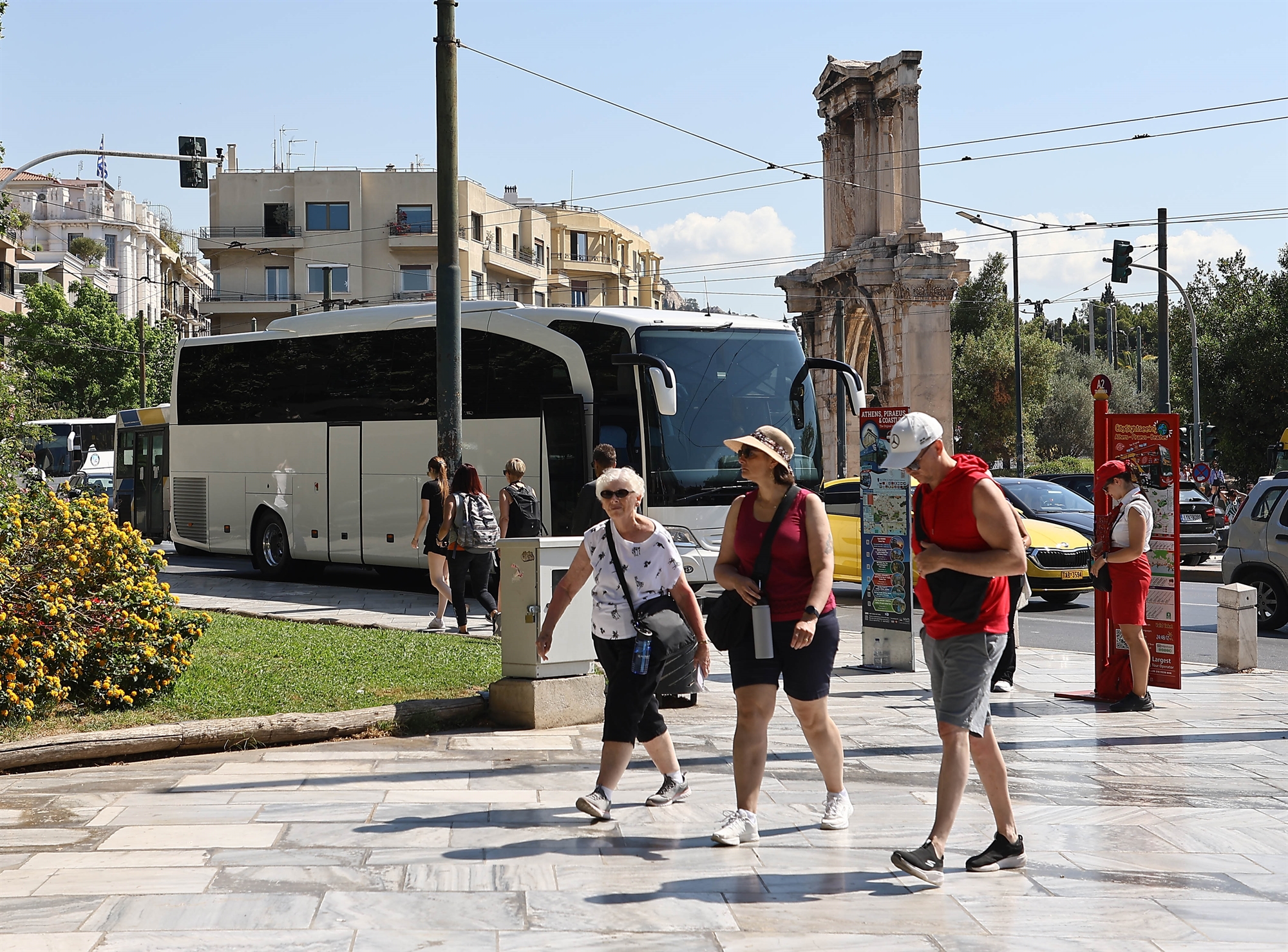 Αθήνα: Το κέντρο ασφυκτιά από τα τουριστικά λεωφορεία – Το πρόβλημα και οι λύσεις που προτείνουν οι ειδικοί-1