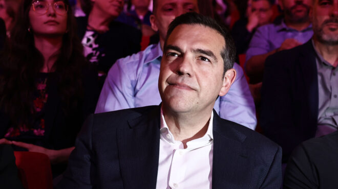 εντός-και-εκτός-ο-αλέξης-τσίπρας-εξω-563020936