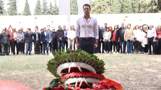 στ-κασσελάκης-κατέθεσε-στεφάνι-στο-σκ-563007196