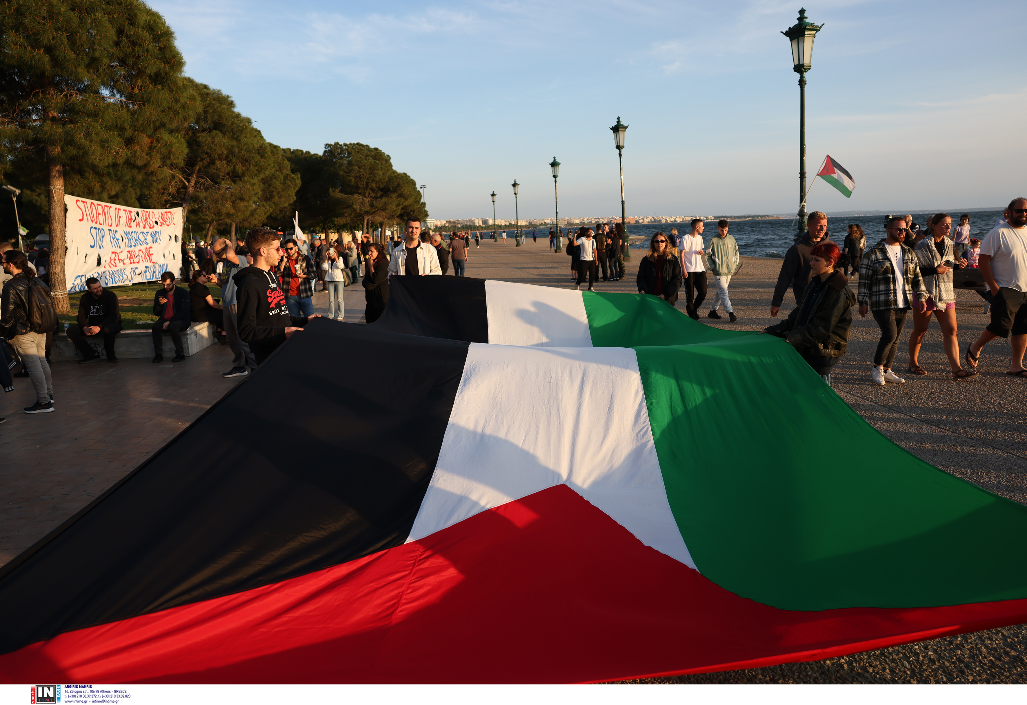 Ολονυκτία φοιτητών στα Προπύλαια για την Παλαιστίνη-3