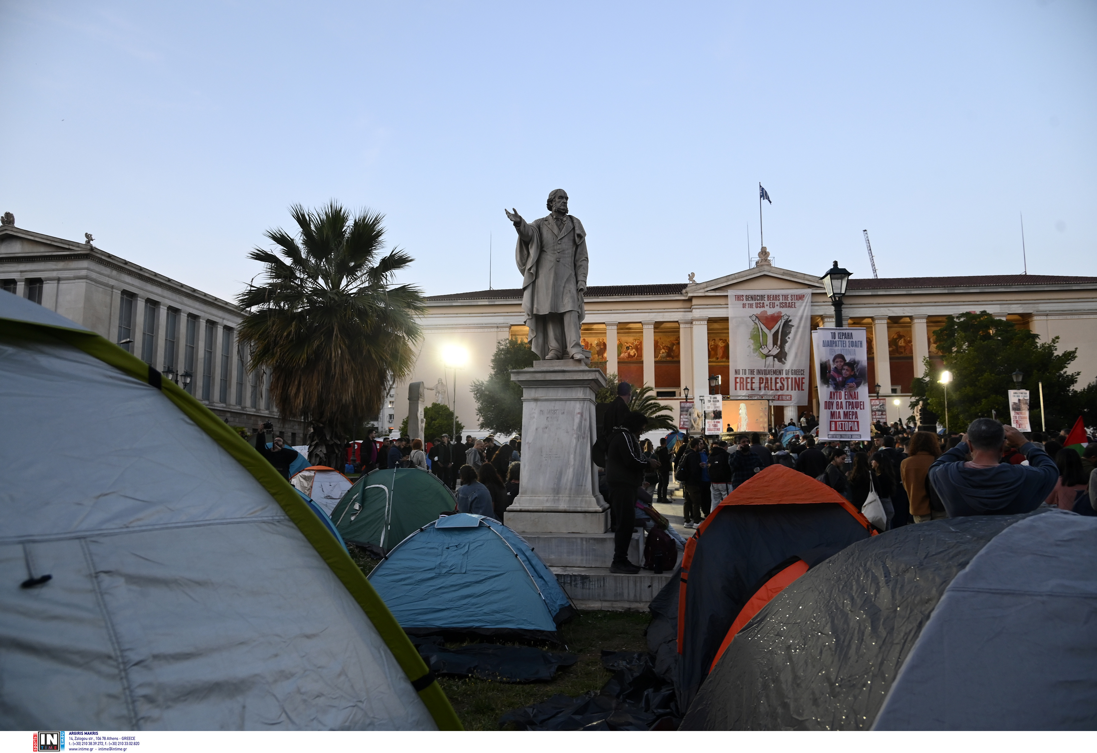 Ολονυκτία φοιτητών στα Προπύλαια για την Παλαιστίνη-1